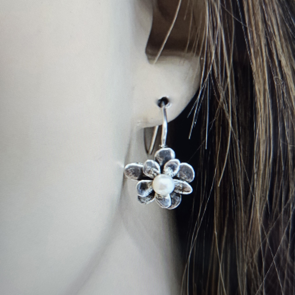 Elegant Silver Flower Earrings with Pearl Accent Silpada - Picture 1 of 3